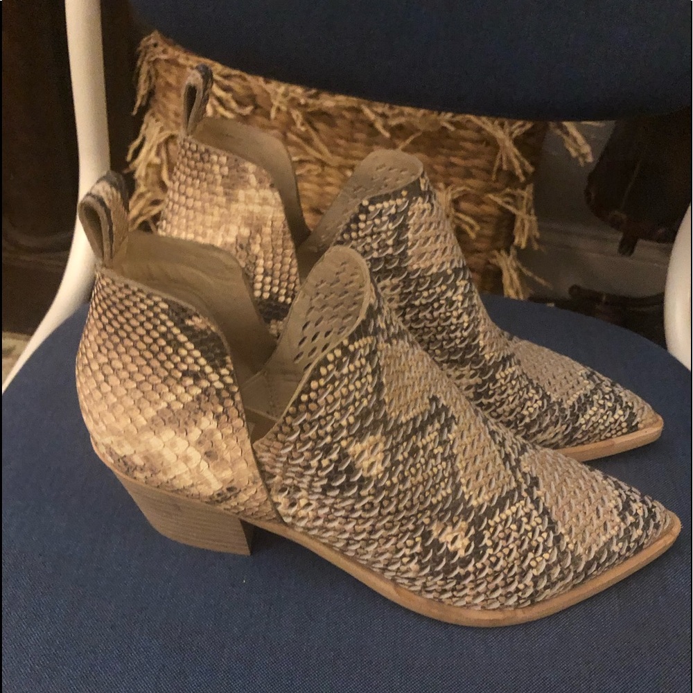 Dolce Vita Sonni snake print bootie size 9